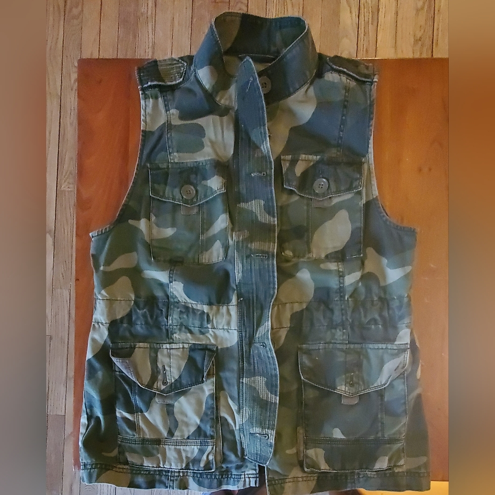 Abercrombie & Fitch Woman's Zip Camouflage Vest, Size Large
